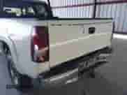 2006 Chevrolet Silverado 2500HD LT2 z VIN 1GCHC23U06F193311, wystawiony jako IAAI lot #43235792 z przebiegiem 241 786 mil mil oraz . Historia ofert i sprzedaży dostępna na DreamBid. Obrazek 6.