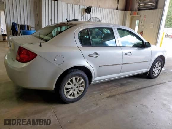 2009 Chevrolet Cobalt LS z VIN 1G1AS58H697158555, wystawiony jako Copart lot #82312565 z przebiegiem Nie podano mil oraz Szkoda całkowita • Salvage title. Historia ofert i sprzedaży dostępna na DreamBid. Obrazek 3.