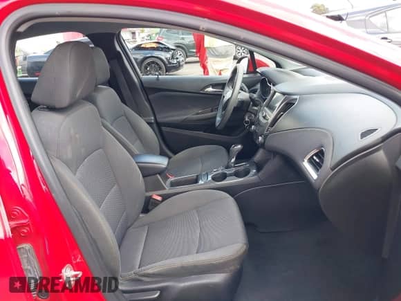 2019 Chevrolet Cruze z VIN 1G1BJ5SM5K7106904, wystawiony jako IAAI lot #42227518 z przebiegiem 91 946 mil mil oraz . Historia ofert i sprzedaży dostępna na DreamBid. Obrazek 5.