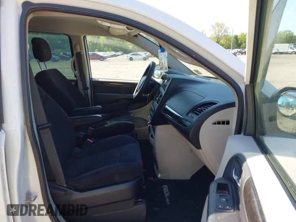 2015 Dodge Grand Caravan American Value с VIN 2C4RDGBG4FR511904, выставлен на аукционе IAAI как лот 42216398 с пробегом 161 962 миль миль и . История ставок и продаж доступна на DreamBid. Изображение 5.