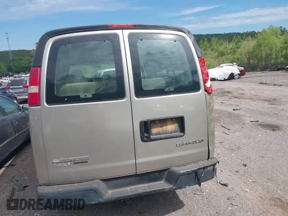 2004 Chevrolet Express Passenger z VIN 1GAHG39U141209696, wystawiony jako IAAI lot #42133897 z przebiegiem 244 929 mil mil oraz . Historia ofert i sprzedaży dostępna na DreamBid. Obrazek 6.