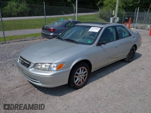 2001 Toyota Camry LE z VIN 4T1BF28K81U959631, wystawiony jako IAAI lot #42431888 z przebiegiem 165 638 mil mil oraz . Historia ofert i sprzedaży dostępna na DreamBid. Obrazek 2.