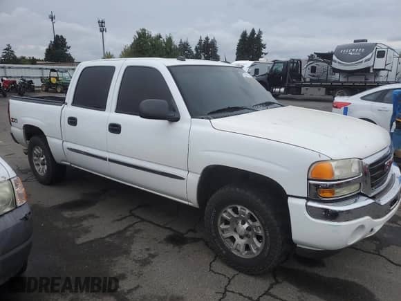 2005 GMC Sierra 1500 SLE z VIN 2GTEK13T751180214, wystawiony jako Copart lot #84294625 z przebiegiem 174 546 mil mil oraz Czysty tytuł • Clean title. Historia ofert i sprzedaży dostępna na DreamBid. Obrazek 4.