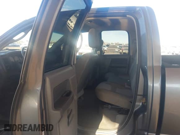 2006 Dodge 2500 ST z VIN 1D7KS28C86J132008, wystawiony jako IAAI lot #43518302 z przebiegiem 150 018 mil mil oraz . Historia ofert i sprzedaży dostępna na DreamBid. Obrazek 18.