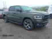 2021 Ram 1500 Lone Star z VIN 1C6SRFFT6MN695393, wystawiony jako IAAI lot #42344282 z przebiegiem 12 796 mil mil oraz . Historia ofert i sprzedaży dostępna na DreamBid. Obrazek 1.