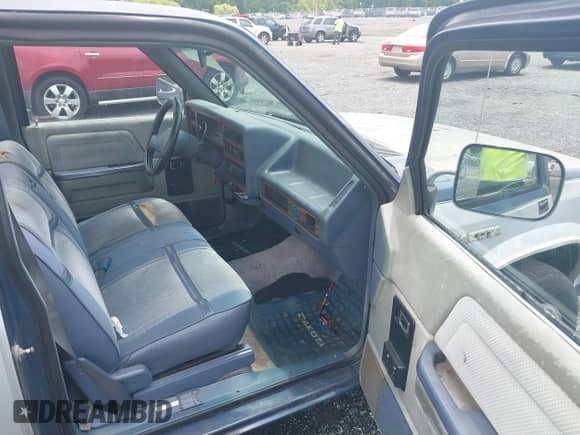 1988 Dodge Dakota z VIN 1B7GN14XXJS709246, wystawiony jako IAAI lot #42442656 z przebiegiem 301 441 mil mil oraz . Historia ofert i sprzedaży dostępna na DreamBid. Obrazek 5.