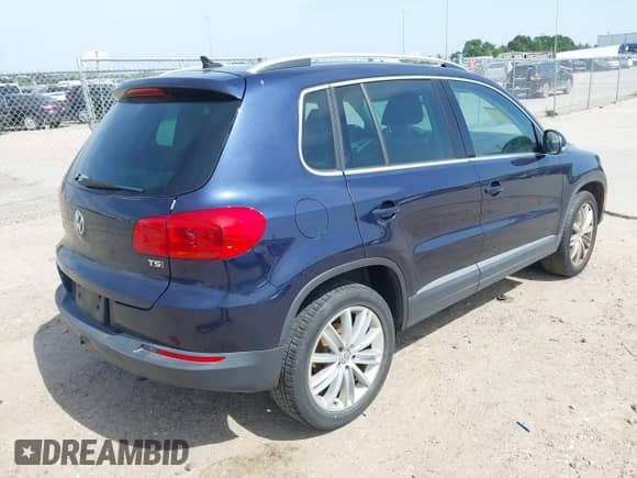 2016 Volkswagen Tiguan S z VIN WVGAV7AX5GW540411, wystawiony jako IAAI lot #42241587 z przebiegiem 76 431 mil mil oraz . Historia ofert i sprzedaży dostępna na DreamBid. Obrazek 4.