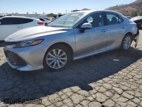 2019 Toyota Camry LE с VIN 4T1B11HKXKU821888, выставлен на аукционе Copart как лот 86159375 с пробегом 64 469 миль миль и Списание • Salvage title. История ставок и продаж доступна на DreamBid. Изображение 1.