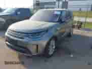 2017 Land Rover Discovery HSE z VIN SALRRBBV7HA046036, wystawiony jako IAAI lot #43238640 z przebiegiem 85 594 mil mil oraz . Historia ofert i sprzedaży dostępna na DreamBid. Obrazek 2.