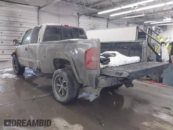 2005 GMC Sierra 1500 SLE z VIN 2GTEK19B051369107, wystawiony jako IAAI lot #41613525 z przebiegiem 188 730 mil mil oraz . Historia ofert i sprzedaży dostępna na DreamBid. Obrazek 3.