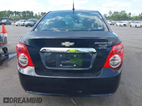 2014 Chevrolet Sonic LT z VIN 1G1JC5SH7E4137635, wystawiony jako IAAI lot #43083539 z przebiegiem 176 334 mil mil oraz . Historia ofert i sprzedaży dostępna na DreamBid. Obrazek 16.