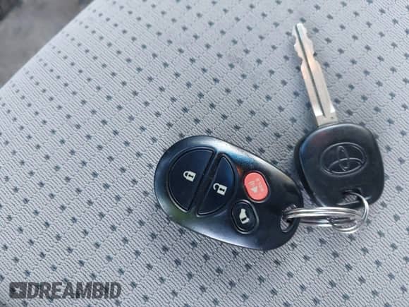 2010 Toyota Sienna CE z VIN 5TDKK4CC4AS296784, wystawiony jako IAAI lot #43375296 z przebiegiem 215 949 mil mil oraz . Historia ofert i sprzedaży dostępna na DreamBid. Obrazek 11.