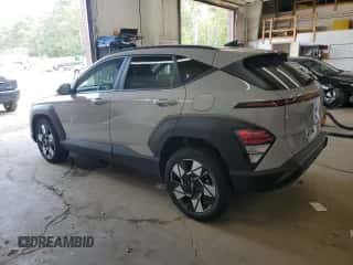 2024 Hyundai Kona SEL с VIN KM8HCCAB5RU064001, выставлен на аукционе Copart как лот 70894684 с пробегом 2 177 миль миль и Списание • Salvage title. История ставок и продаж доступна на DreamBid. Изображение 2.