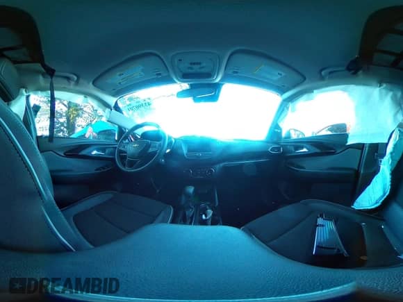 2022 Chevrolet TrailBlazer LS z VIN KL79MMS28NB132076, wystawiony jako IAAI lot #43390701 z przebiegiem 42 139 mil mil oraz . Historia ofert i sprzedaży dostępna na DreamBid. Obrazek 18.