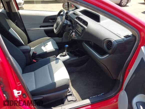 2014 Toyota Prius One z VIN JTDKDTB38E1564132, wystawiony jako IAAI lot #42745732 z przebiegiem 311 489 mil mil oraz . Historia ofert i sprzedaży dostępna na DreamBid. Obrazek 5.