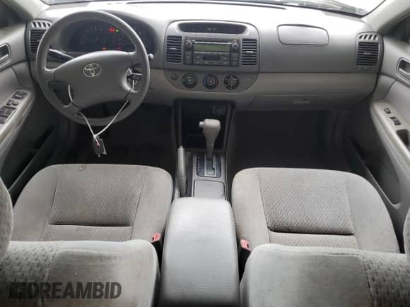 2004 Toyota Camry LE z VIN 4T1BF30KX4U569944, wystawiony jako Copart lot #81707915 z przebiegiem 246 068 mil mil oraz Szkoda całkowita • Salvage title. Historia ofert i sprzedaży dostępna na DreamBid. Obrazek 8.