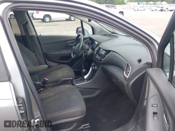 2020 Chevrolet Trax LS z VIN 3GNCJKSB3LL211700, wystawiony jako IAAI lot #42544554 z przebiegiem 71 663 mil mil oraz . Historia ofert i sprzedaży dostępna na DreamBid. Obrazek 5.
