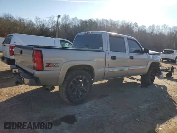 2005 GMC Sierra 1500 SLT z VIN 2GTEK13T051138306, wystawiony jako Copart lot #87365374 z przebiegiem 217 974 mil mil oraz Szkoda całkowita • Salvage title. Historia ofert i sprzedaży dostępna na DreamBid. Obrazek 3.
