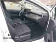 2024 Toyota Corolla LE z VIN JTDB4MEE3RJ012093, wystawiony jako IAAI lot #43253751 z przebiegiem 13 269 mil mil oraz . Historia ofert i sprzedaży dostępna na DreamBid. Obrazek 5.