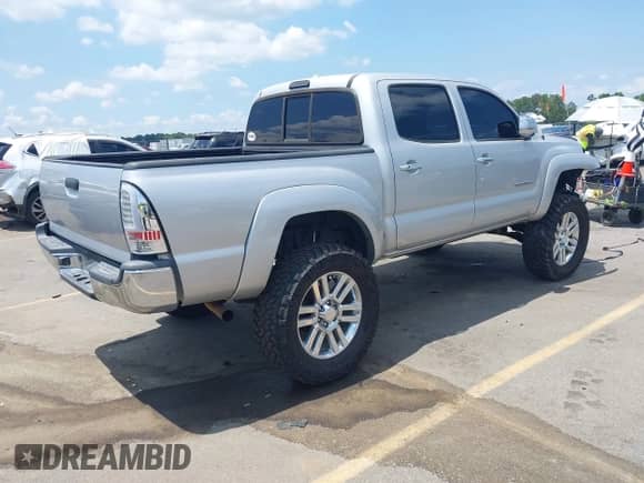2010 Toyota Tacoma PreRunner z VIN 3TMJU4GN5AM093419, wystawiony jako IAAI lot #42882575 z przebiegiem 227 641 mil mil oraz . Historia ofert i sprzedaży dostępna na DreamBid. Obrazek 4.