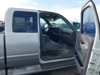 1997 Dodge 1500 z VIN 1B7HC13Z1VJ553199, wystawiony jako IAAI lot #43267707 z przebiegiem 223 344 mil mil oraz . Historia ofert i sprzedaży dostępna na DreamBid. Obrazek 5.