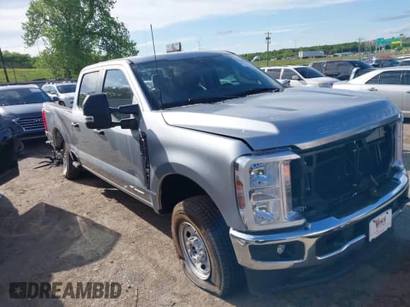 2024 Ford F-250 XL z VIN 1FT7W2BT8REE95869, wystawiony jako IAAI lot #42170240 z przebiegiem Nie podano mil oraz . Historia ofert i sprzedaży dostępna na DreamBid. Obrazek 13.