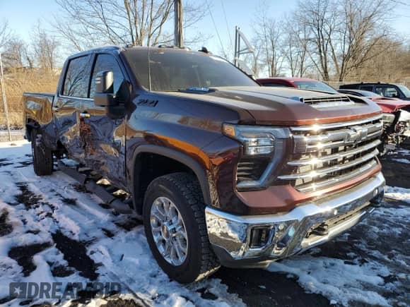 2024 Chevrolet Silverado 3500HD LTZ z VIN 1GC4YUEYXRF318878, wystawiony jako Copart lot #42762255 z przebiegiem 3 837 mil mil oraz Szkoda całkowita • Salvage title. Historia ofert i sprzedaży dostępna na DreamBid. Obrazek 4.