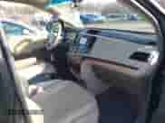 2013 Toyota Sienna XLE с VIN 5TDDK3DC0DS067993, выставлен на аукционе IAAI как лот 41832594 с пробегом 159 364 миль миль и . История ставок и продаж доступна на DreamBid. Изображение 5.