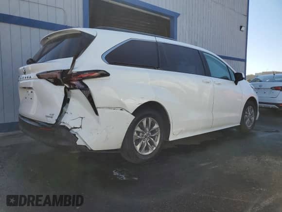 2024 Toyota Sienna LE with VIN 5TDBRKEC0RS211402, listed as a Copart auction lot 80745645 with 27,363 mi miles and Clean title. Bid and sale history available at DreamBid. Image 3.