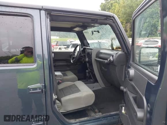 2008 Jeep Wrangler Unlimited X z VIN 1J4GA39198L509436, wystawiony jako IAAI lot #42688885 z przebiegiem Nie podano mil oraz . Historia ofert i sprzedaży dostępna na DreamBid. Obrazek 5.