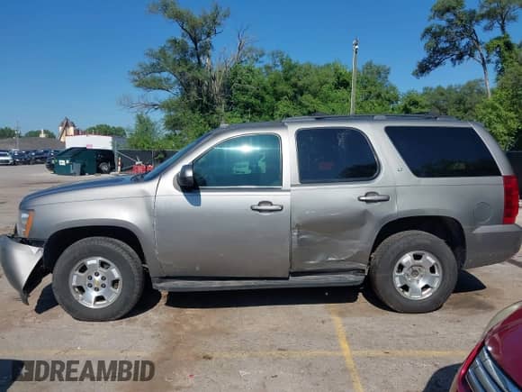2009 Chevrolet Tahoe 2LT with VIN 1GNFK23009R103544, listed as a IAAI auction lot 42642422 with 300,378 mi miles and . Bid and sale history available at DreamBid. Image 14.