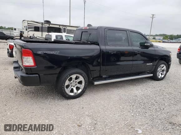 2020 Ram 1500 Big Horn z VIN 1C6SRFFTXLN203771, wystawiony jako Copart lot #70021875 z przebiegiem Nie podano mil oraz Szkoda całkowita • Salvage title. Historia ofert i sprzedaży dostępna na DreamBid. Obrazek 3.