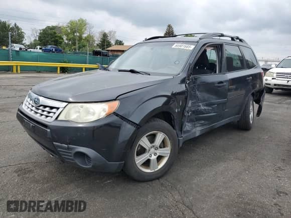 2013 Subaru Forester X z VIN JF2SHABC9DG403830, wystawiony jako Copart lot #66901685 z przebiegiem 183 552 mil mil oraz Szkoda całkowita • Salvage title. Historia ofert i sprzedaży dostępna na DreamBid. Obrazek 1.