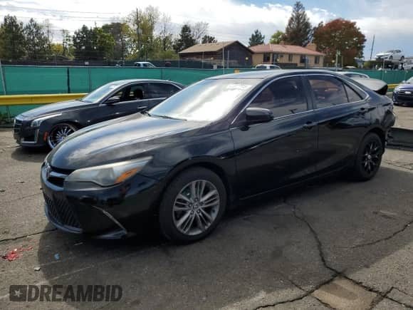 2015 Toyota Camry SE z VIN 4T1BF1FK5FU894791, wystawiony jako Copart lot #82327015 z przebiegiem 218 883 mil mil oraz Szkoda całkowita • Salvage title. Historia ofert i sprzedaży dostępna na DreamBid. Obrazek 1.