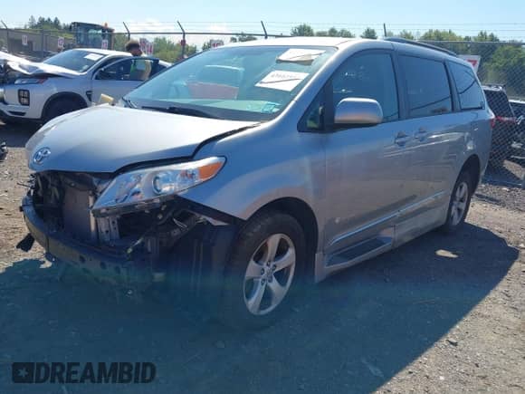 2017 Toyota Sienna LE Auto Access Seat с VIN 5TDKZ3DC7HS826423, выставлен на аукционе IAAI как лот 43102554 с пробегом 78 433 миль миль и . История ставок и продаж доступна на DreamBid. Изображение 18.