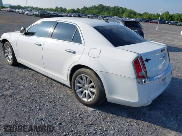 2011 Chrysler 300 C z VIN 2C3CA6CT6BH592462, wystawiony jako IAAI lot #41908913 z przebiegiem 178 000 mil mil oraz . Historia ofert i sprzedaży dostępna na DreamBid. Obrazek 3.