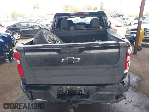 2022 Chevrolet Silverado 1500 RST z VIN 3GCUDEETXNG583752, wystawiony jako IAAI lot #41809678 z przebiegiem 68 902 mil mil oraz . Historia ofert i sprzedaży dostępna na DreamBid. Obrazek 17.