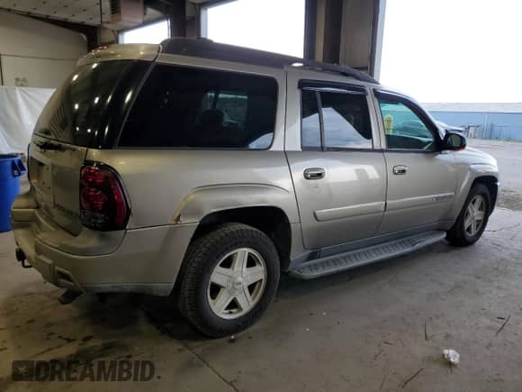 2002 Chevrolet TrailBlazer EXT LT z VIN 1GNET16S326119082, wystawiony jako Copart lot #83813225 z przebiegiem 156 961 mil mil oraz Szkoda całkowita • Salvage title. Historia ofert i sprzedaży dostępna na DreamBid. Obrazek 3.