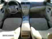 2007 Toyota Camry LE z VIN 4T1BK46K77U535943, wystawiony jako Copart lot #84710565 z przebiegiem 131 771 mil mil oraz Szkoda całkowita • Salvage title. Historia ofert i sprzedaży dostępna na DreamBid. Obrazek 8.