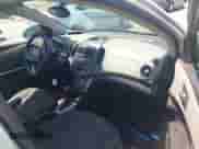 2013 Chevrolet Sonic LT z VIN 1G1JC5SHXD4105177, wystawiony jako IAAI lot #42761148 z przebiegiem 115 134 mil mil oraz . Historia ofert i sprzedaży dostępna na DreamBid. Obrazek 5.
