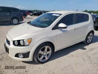 2013 Chevrolet Sonic LTZ z VIN 1G1JE6SB7D4200291, wystawiony jako Copart lot #66943785 z przebiegiem 126 250 mil mil oraz Czysty tytuł • Clean title. Historia ofert i sprzedaży dostępna na DreamBid. Obrazek 1.