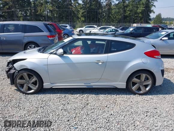 2013 Hyundai Veloster Turbo с VIN KMHTC6AE6DU083543, выставлен на аукционе IAAI как лот 43087332 с пробегом 158 716 миль миль и . История ставок и продаж доступна на DreamBid. Изображение 15.