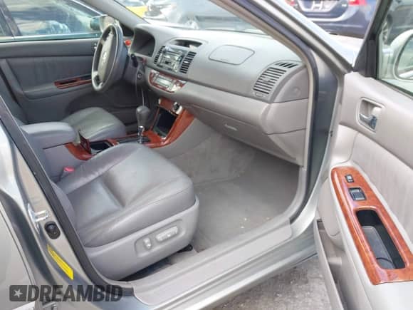 2006 Toyota Camry SE z VIN 4T1BE30K26U665850, wystawiony jako IAAI lot #43427084 z przebiegiem 179 906 mil mil oraz . Historia ofert i sprzedaży dostępna na DreamBid. Obrazek 5.