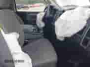 2019 Ram 1500 Tradesman z VIN 3C6JR6DT0KG506015, wystawiony jako IAAI lot #42857503 z przebiegiem 64 834 mil mil oraz . Historia ofert i sprzedaży dostępna na DreamBid. Obrazek 5.