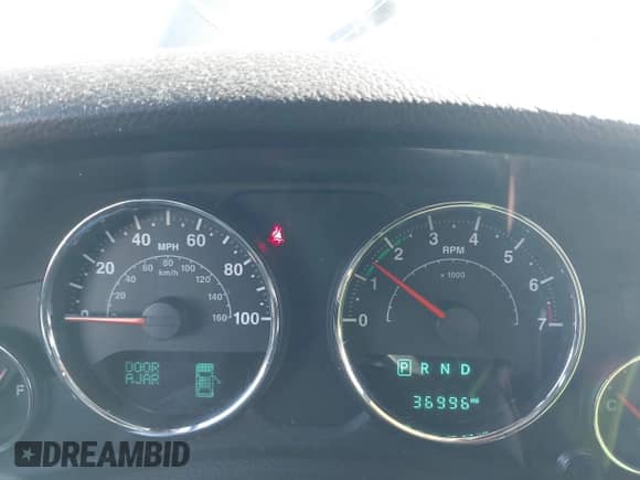 2015 Jeep Wrangler Rubicon Hard Rock z VIN 1C4BJWCGXFL771669, wystawiony jako IAAI lot #42057423 z przebiegiem 36 996 mil mil oraz . Historia ofert i sprzedaży dostępna na DreamBid. Obrazek 7.