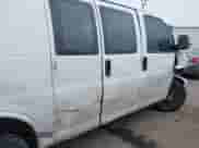 2014 Chevrolet Express Cargo z VIN 1GCWGFCB1E1113057, wystawiony jako IAAI lot #41913600 z przebiegiem 196 605 mil mil oraz . Historia ofert i sprzedaży dostępna na DreamBid. Obrazek 14.