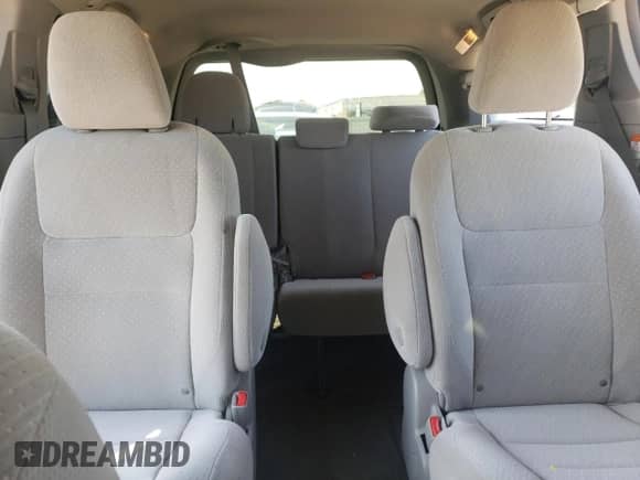 2019 Toyota Sienna LE с VIN 5TDJZ3DC4KS212951, выставлен на аукционе Copart как лот 63663845 с пробегом 71 546 миль миль и Списание • Salvage title. История ставок и продаж доступна на DreamBid. Изображение 10.