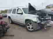 2009 Chevrolet Suburban 1LT z VIN 1GNFC260X9J108211, wystawiony jako IAAI lot #42237663 z przebiegiem Nie podano mil oraz . Historia ofert i sprzedaży dostępna na DreamBid. Obrazek 1.