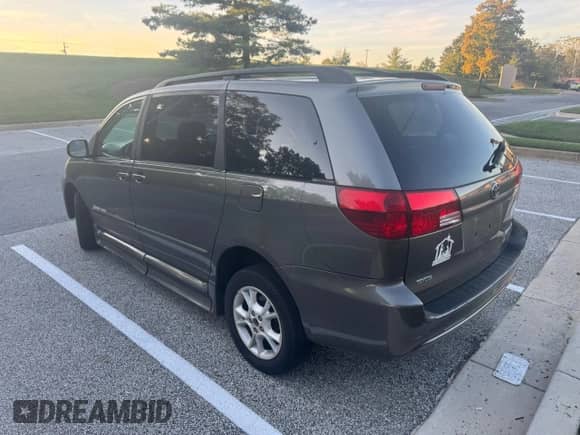 2005 Toyota Sienna XLE z VIN 5TDZA22CX5S352868, wystawiony jako Copart lot #85781415 z przebiegiem 92 051 mil mil oraz Czysty tytuł • Clean title. Historia ofert i sprzedaży dostępna na DreamBid. Obrazek 3.