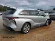 2024 Toyota Sienna Platinum с VIN 5TDERKEC7RS224483, выставлен на аукционе Copart как лот 88703475 с пробегом 3 527 миль миль и Списание • Salvage title. История ставок и продаж доступна на DreamBid. Изображение 3.